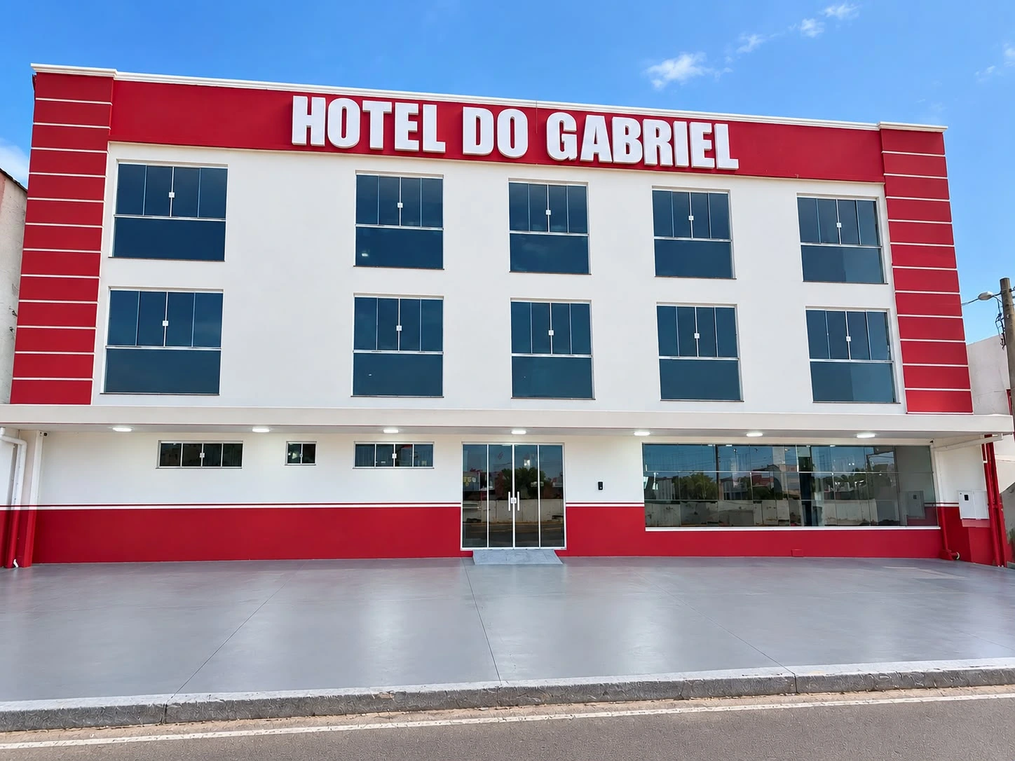 Fachada do Hotel do Gabriel ao entardecer